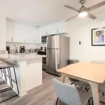 Luxury Apartment Weho Boys Town Med